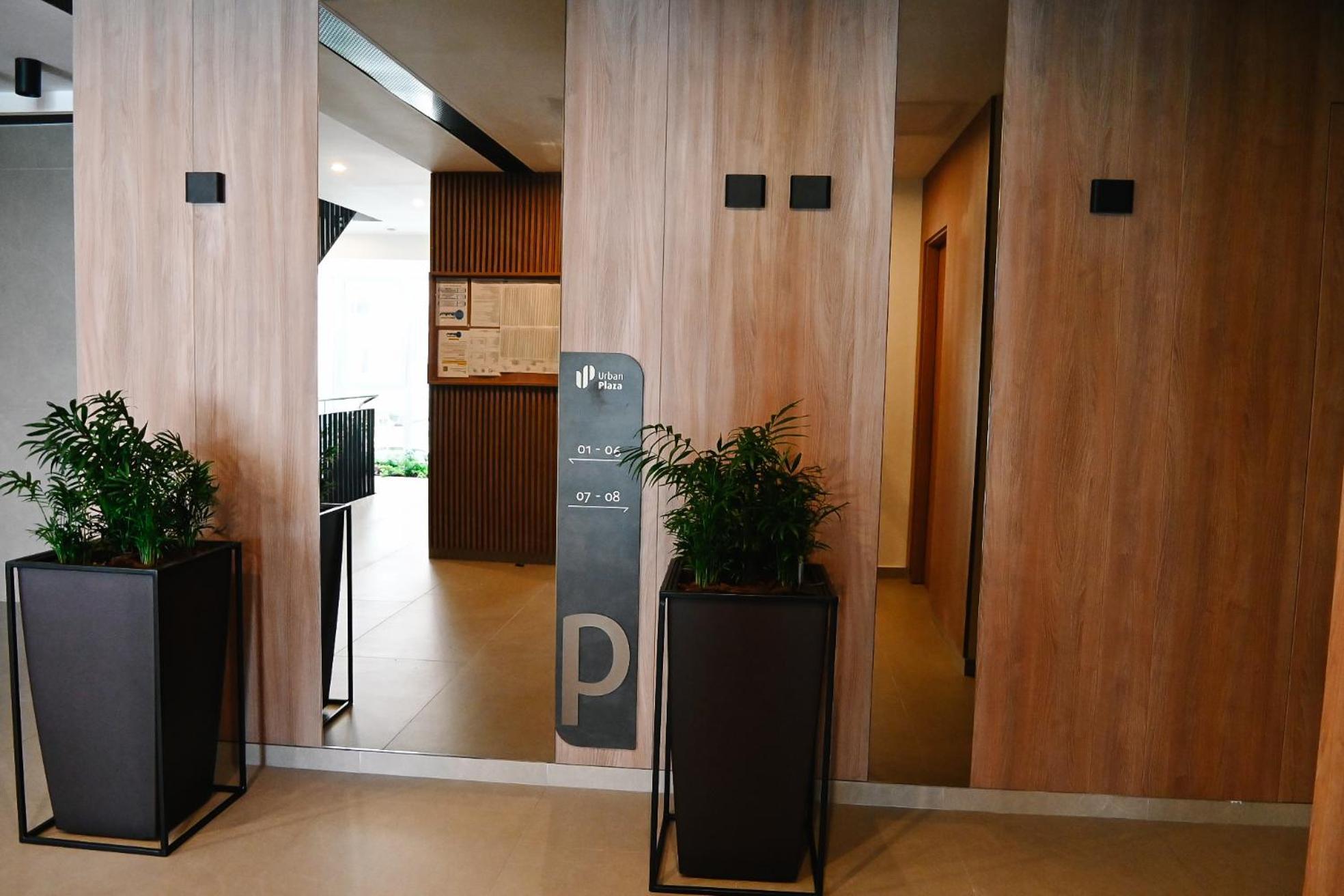 Urban Plaza - Aparthotel Braşov Esterno foto